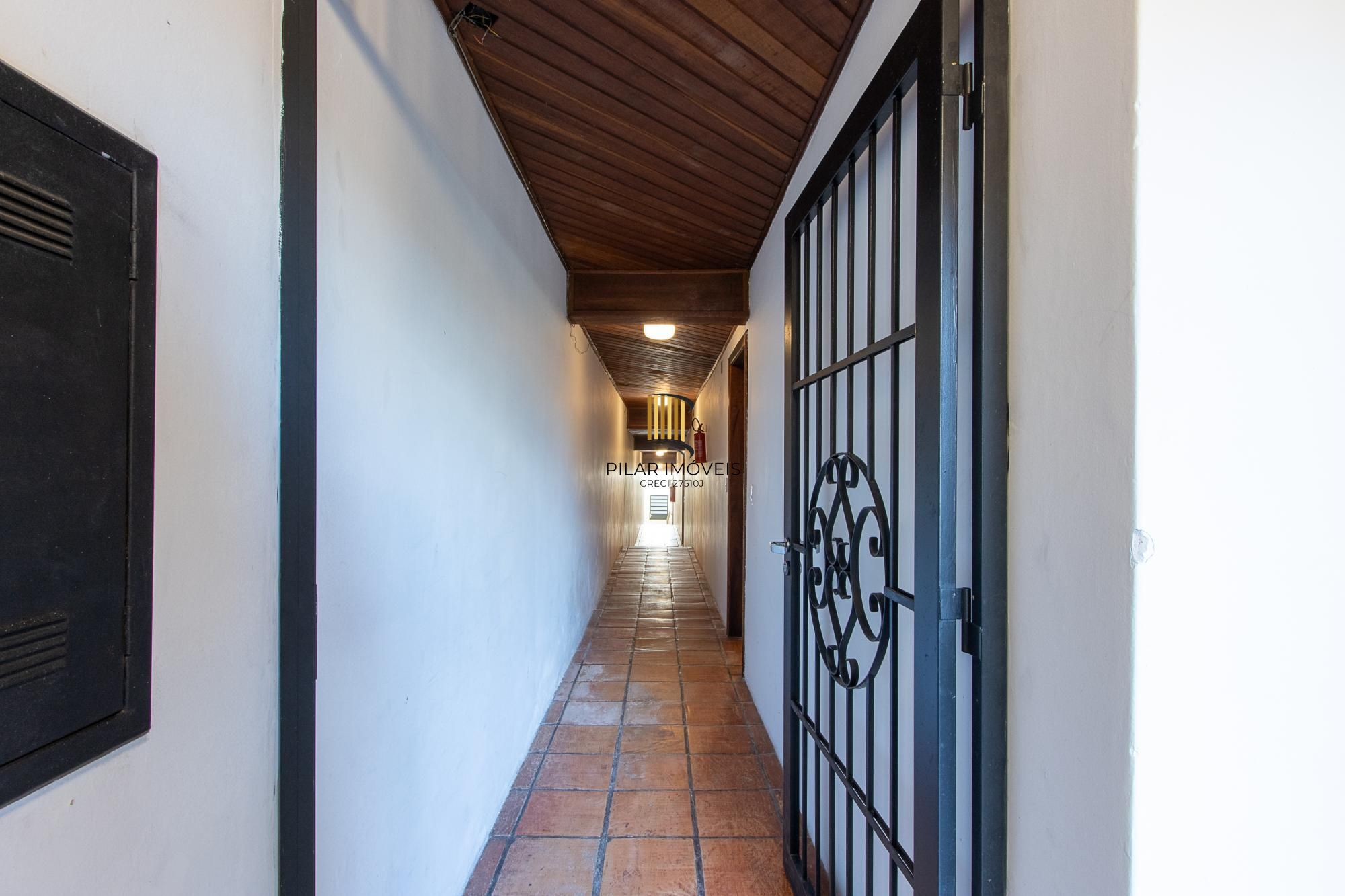 Casa de condomínio, 3 dormitórios, 1 suíte, 1 vaga coberta, no bairro Cristal.