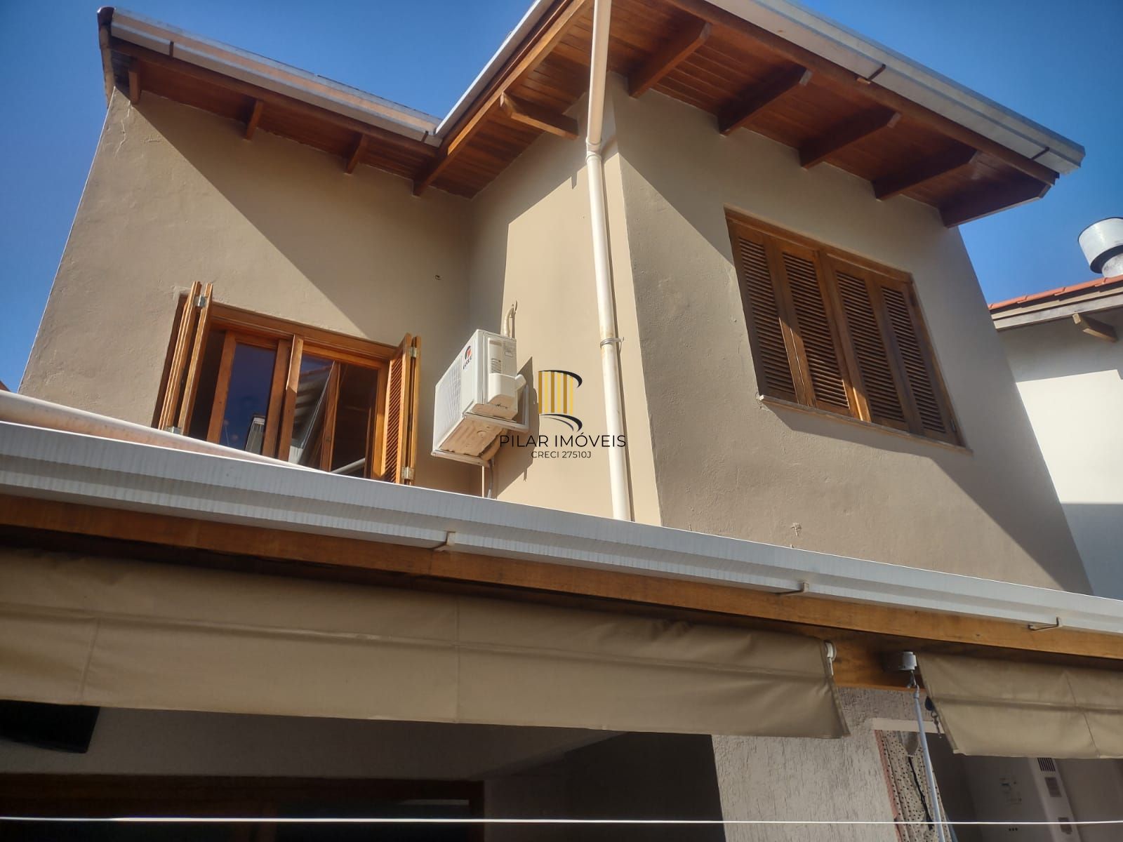 Casa de condomínio, 3 quartos, 1 suíte, piscina e 2 vagas de garagem;