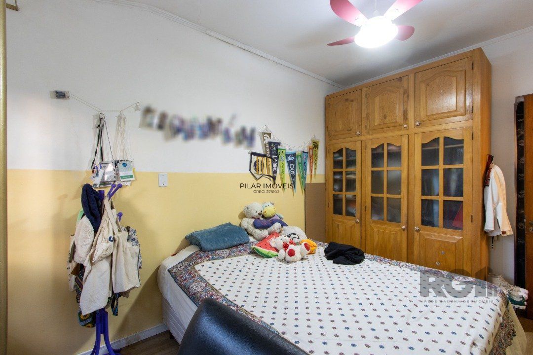 Casa no bairro Cristal, Possui 4 dormitórios, sendo 1suíte, closet e banheira de hidromassagem, com possibilidade de um podendo 1 dormitórios extra.
