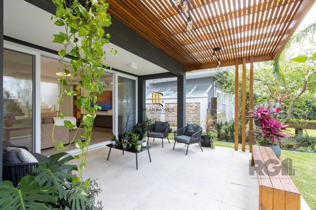 casa com  3 suítes no piso superior, mais 1 suíte no primeiro pavimento.