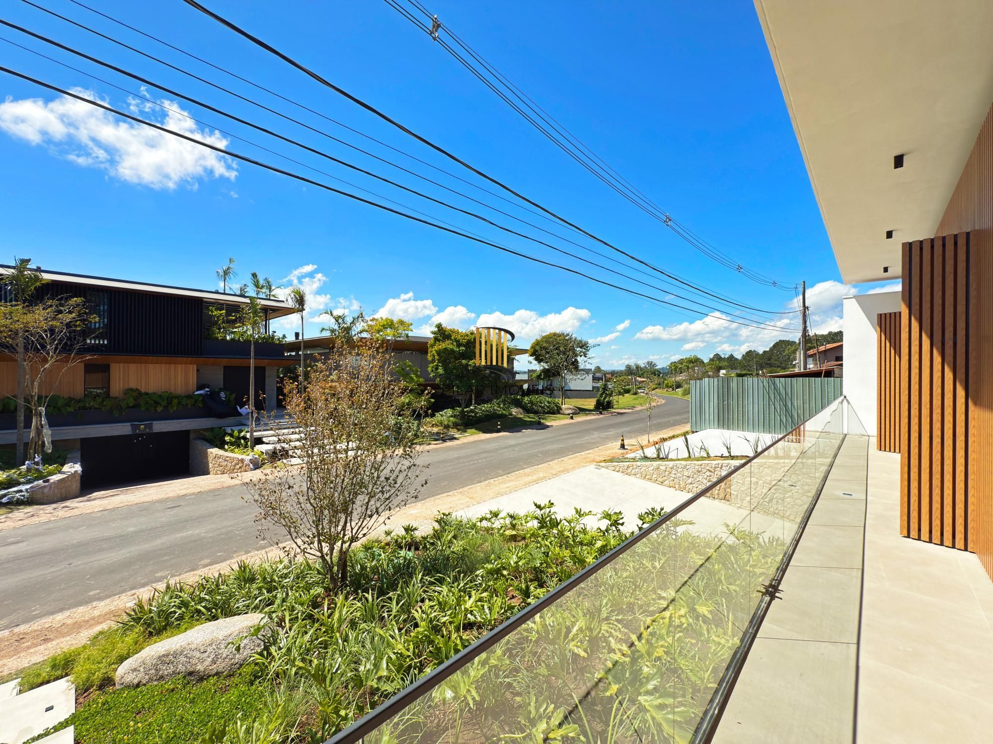 A casa conta com 434m2 de área construída, mas com um aproveitamento total dos 1.012m2 do lote