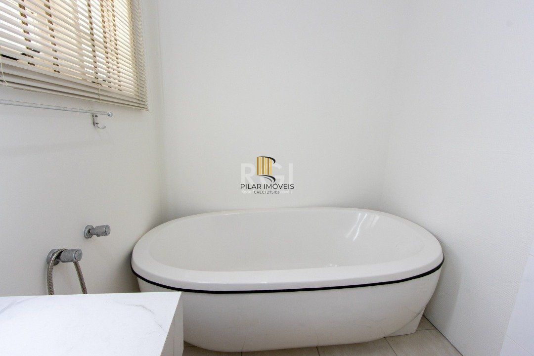 Uma suíte, estar íntimo, living 2 ambientes, lareira, lavabo, cozinha mobiliada,