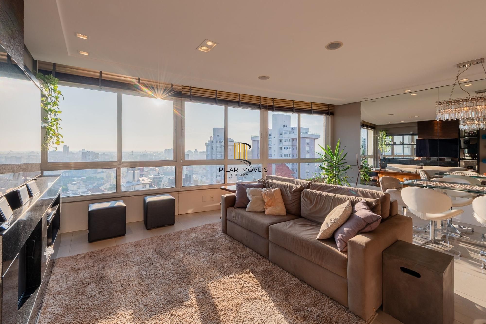 Apartamento amplo de 104m² com living iluminado, lareira e excelente localização