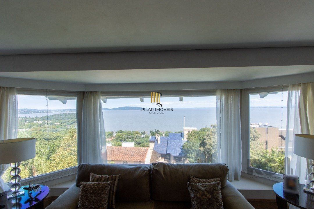 Casa deslumbrante vista do Guaiba, 3 dormitórios, sendo 1 suite master com closet e banheira de hidro com vista para o rio