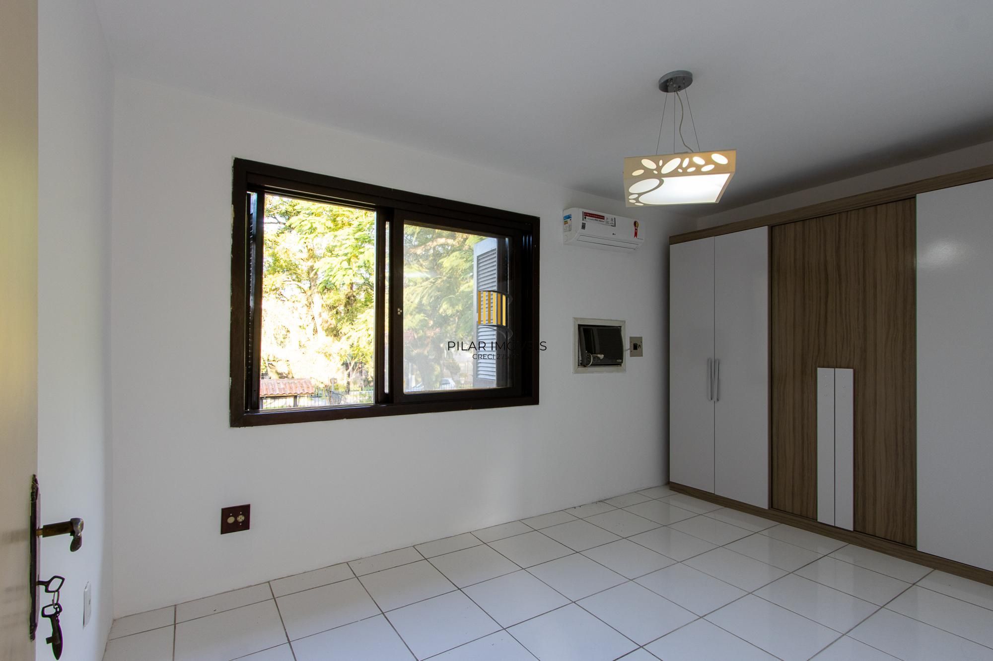 Casa de condomínio, 3 dormitórios, 1 suíte, 1 vaga coberta, no bairro Cristal.
