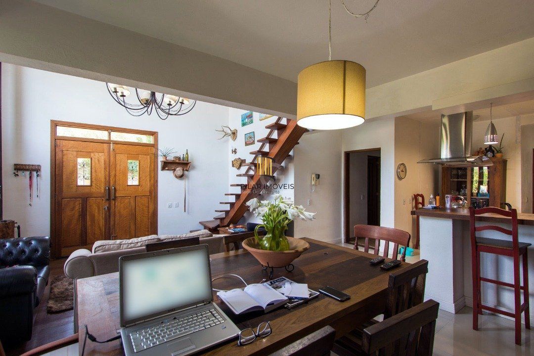 Casa para Venda - 250m², 3 dormitórios, sendo 2 suites, 3 vagas - Ponta Grossa
