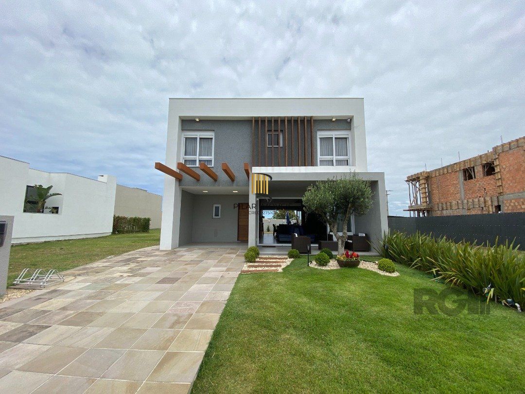 Casa de Condomínio 4 dormitórios no bairro Atlântida Sul