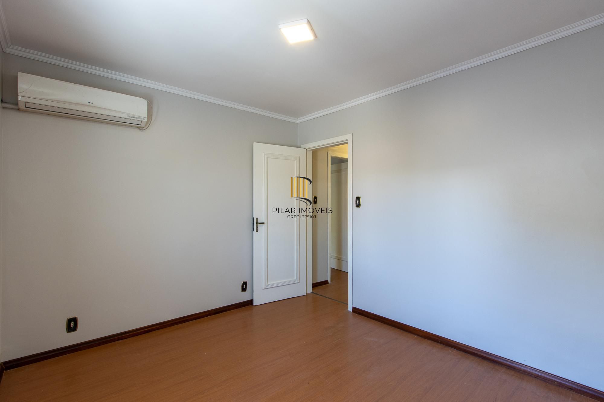 Casa de alvenaria, com 3 quartos, 1 suíte e 3 vagas de garagem.