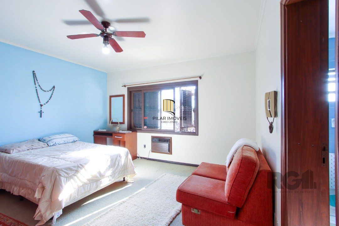 Casa a venda com 03 dormitórios, living 03 ambientes com vista para o Rio.