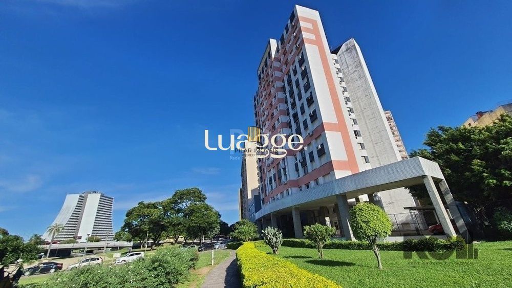 Apartamento de 2 dormitórios e 1 vaga de garagem no Centro Histórico.