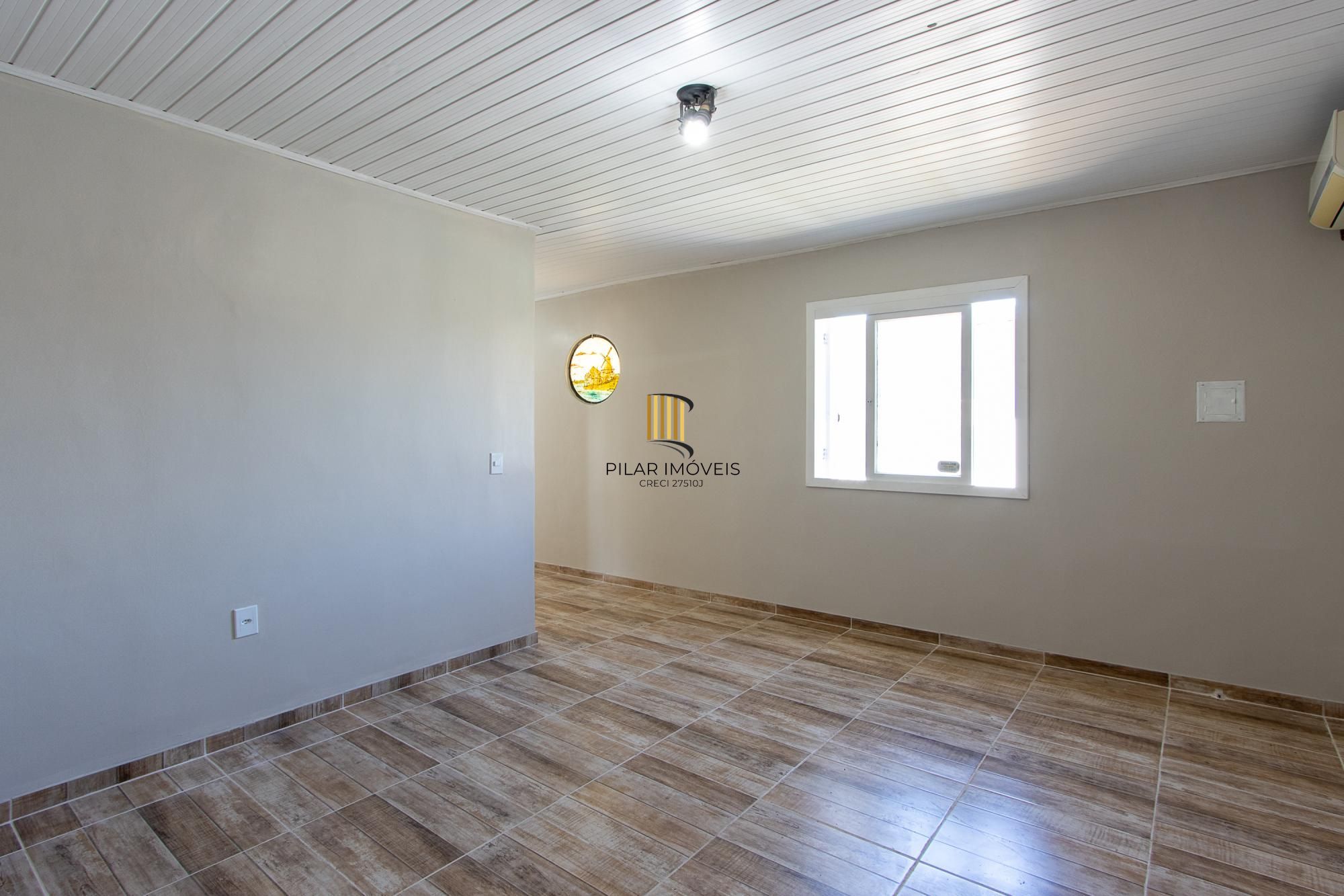 Casa de alvenaria, com 3 quartos, 1 suíte e 3 vagas de garagem.