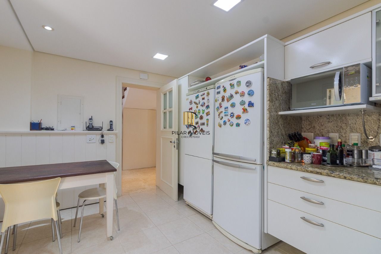 Casa em Condomínio com 487m² | 4 Dormitórios sendo 4 suítes, 3 vagas, no Bairro Três Figueiras, Porto Alegre