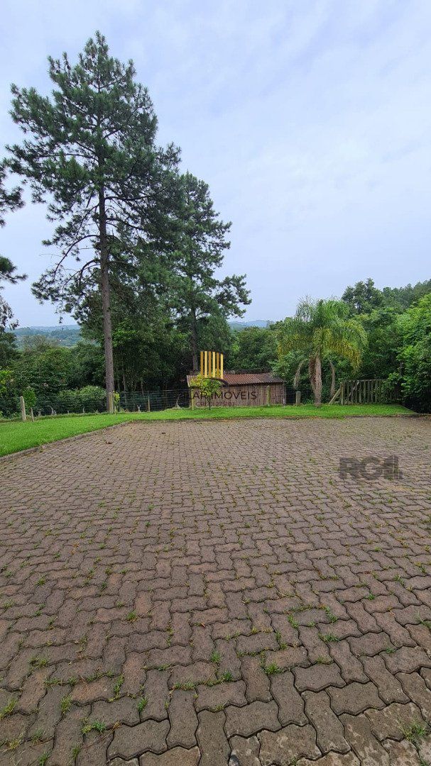 Casa de alvenaria, com 3 dormitórios, 1 suíte, living, cozinha, lavanderia, churrasqueira, banheiro social, pátio e 4 vagas de garagem.