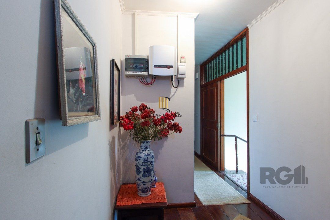 Casa a venda com 03 dormitórios, living 03 ambientes com vista para o Rio.