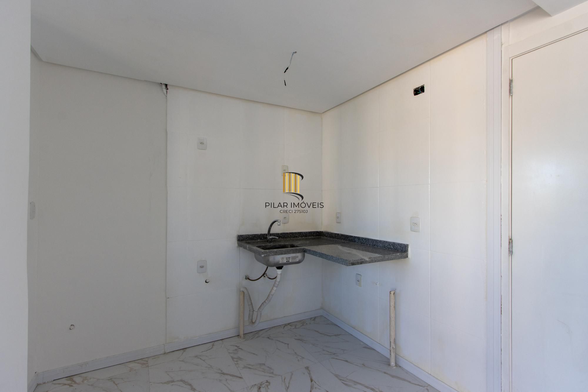 Apto com 3 dormitórios suíte e box coberto ( nunca habitado e reformado )