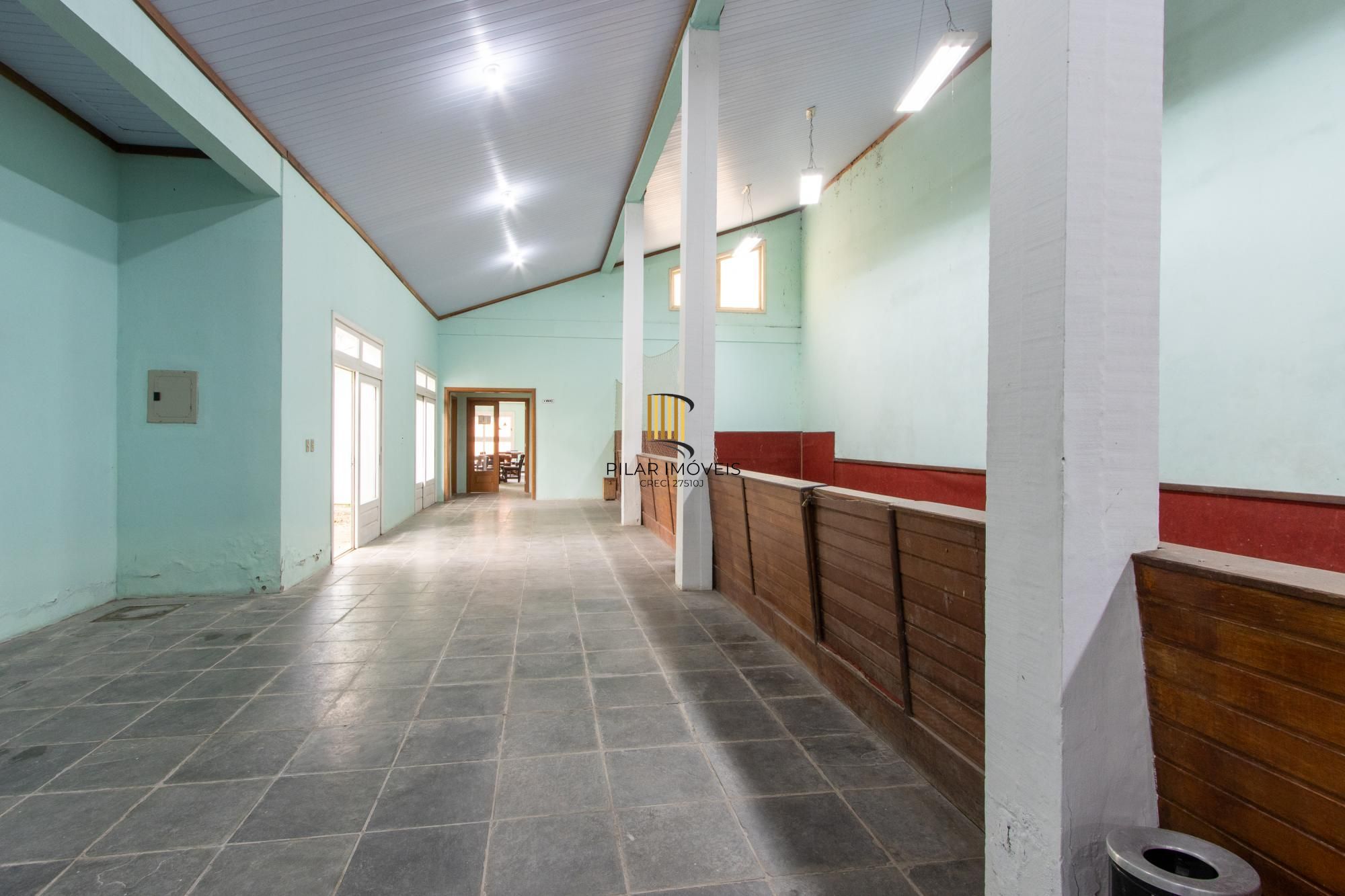 Terreno com edificações para múltiplos negócios lucrativos.