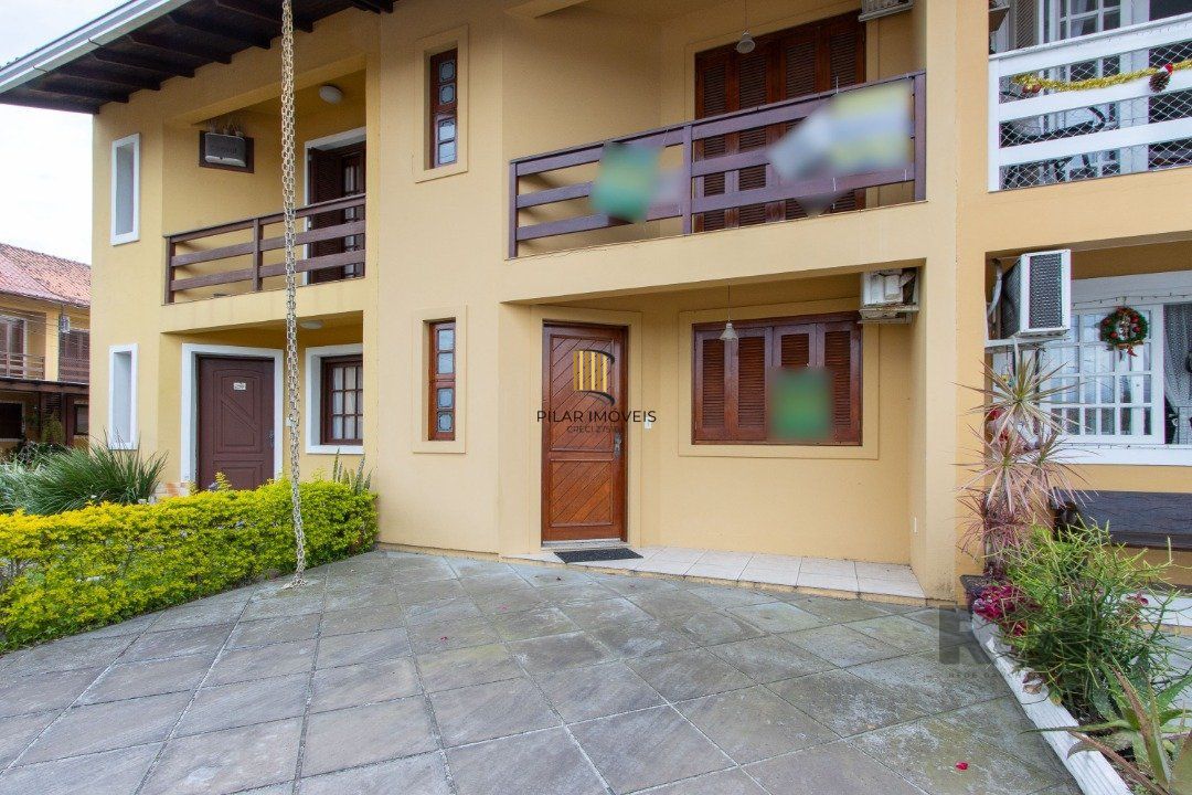 Casa em Condomínio na Zona Sul, no bairro Hípica, com 2 dormitórios, living para dois ambientes, cozinha mobiliada, lavabo