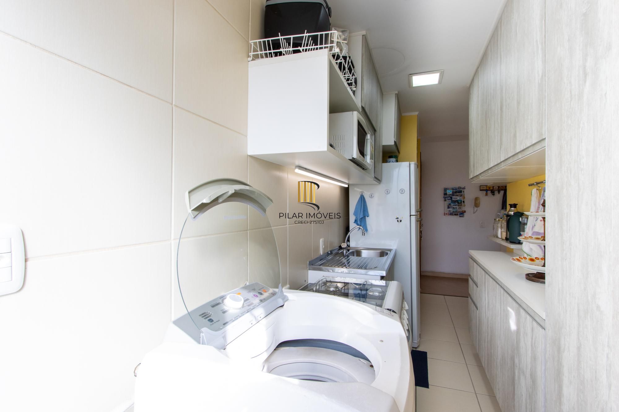 Apartamento de 2 dormitórios, na zona sul de Porto Alegre, semi-mobiliado, churrasqueira e box escriturado.