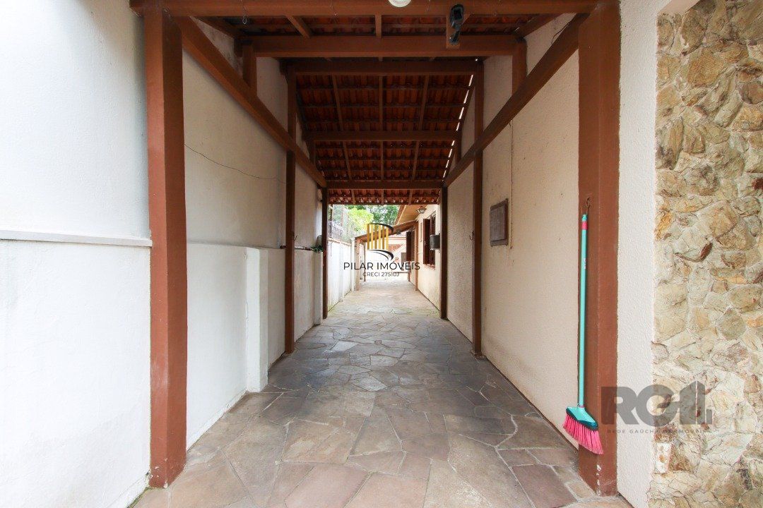 Casa térrea com  hall de entrada ,4 dormitórios