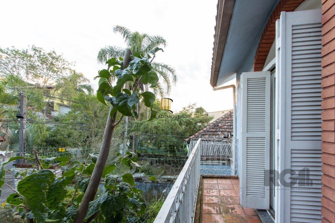 Casa no bairro Cristal, Possui 4 dormitórios, sendo 1suíte, closet e banheira de hidromassagem, com possibilidade de um podendo 1 dormitórios extra.