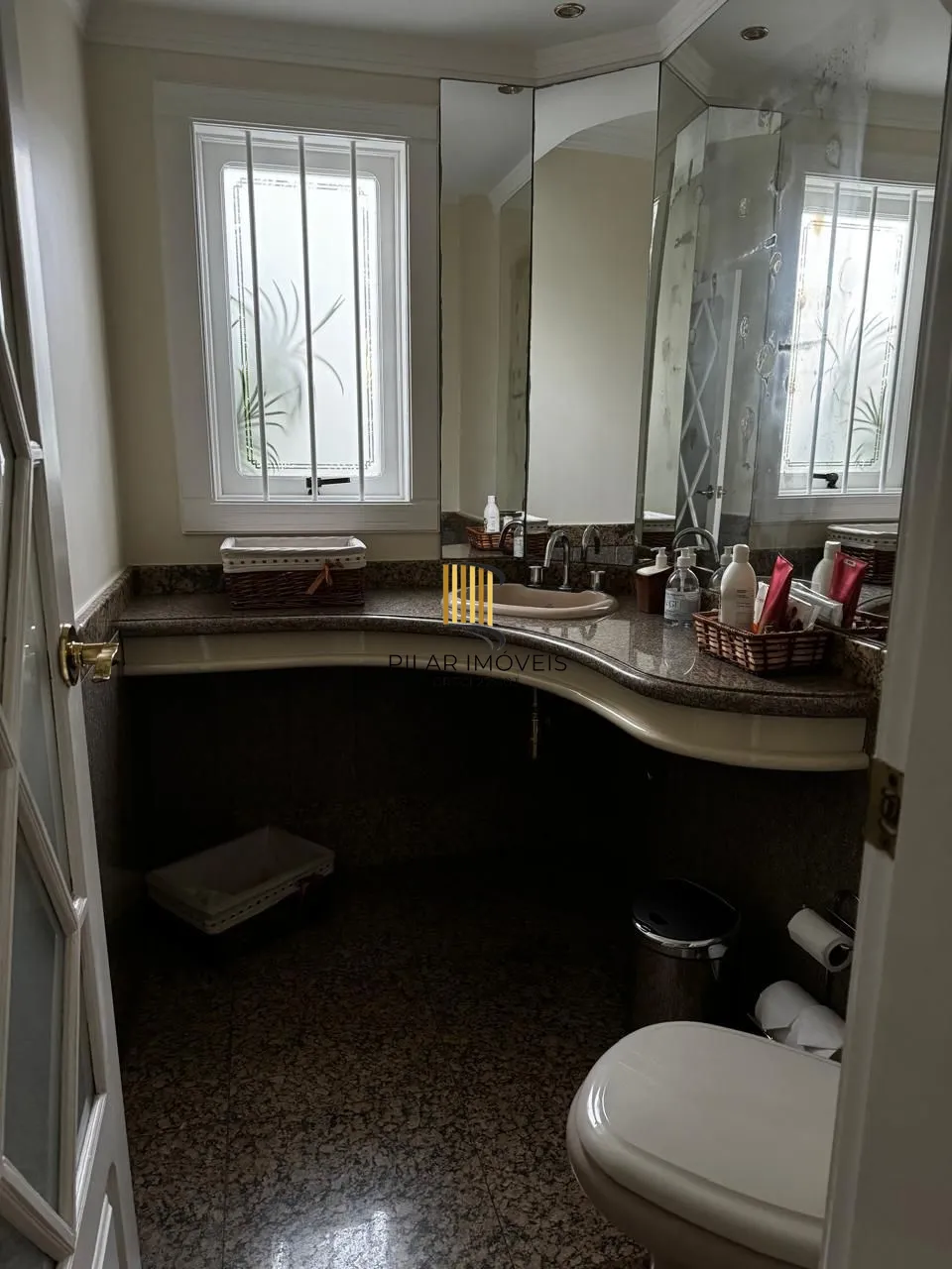 Casa 5 dormitórios no bairro Chácara das Pedras