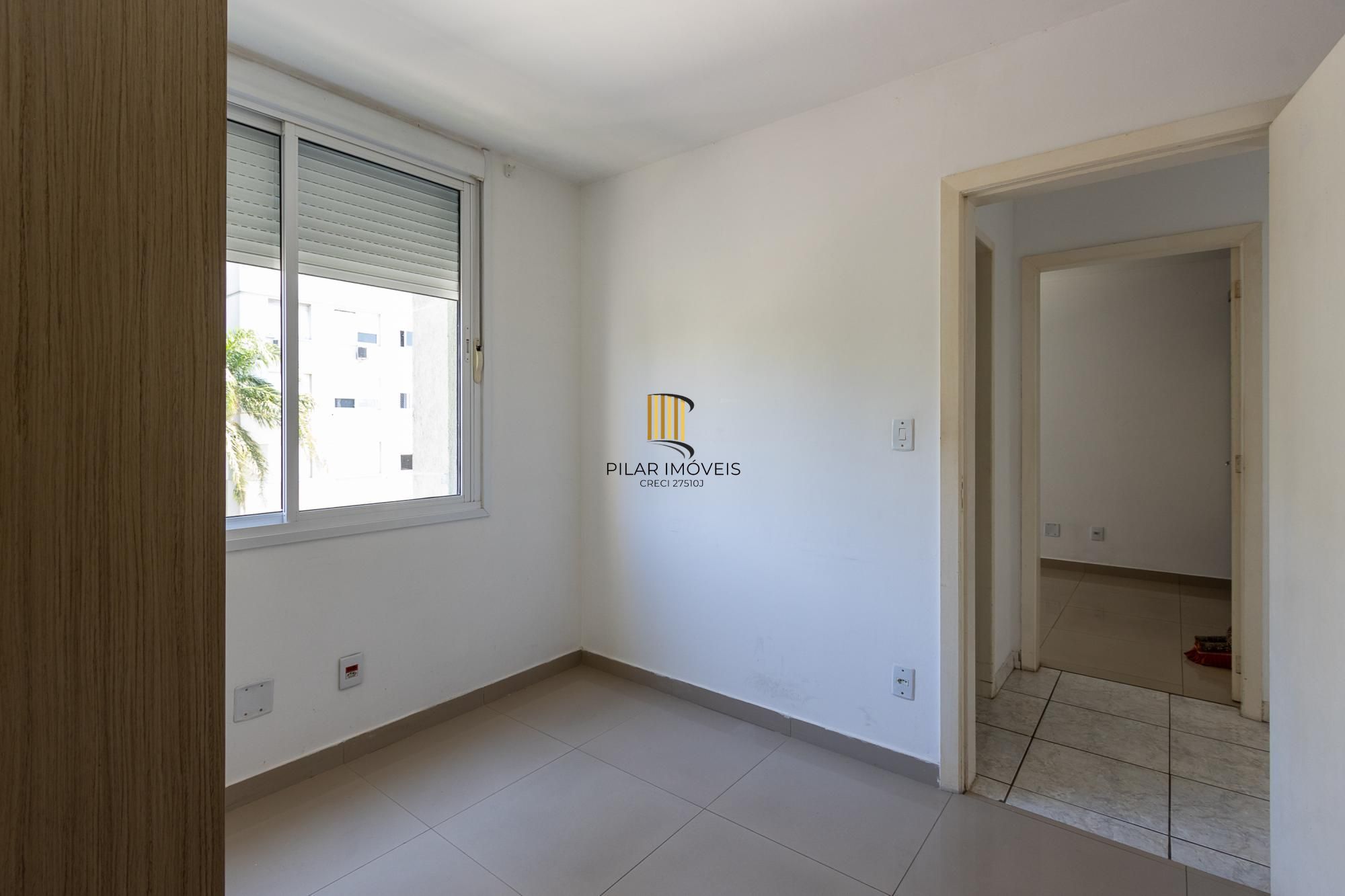 Apartamento, desocupado, 2 dormitórios e vaga escriturada, elevador -Cavalhada