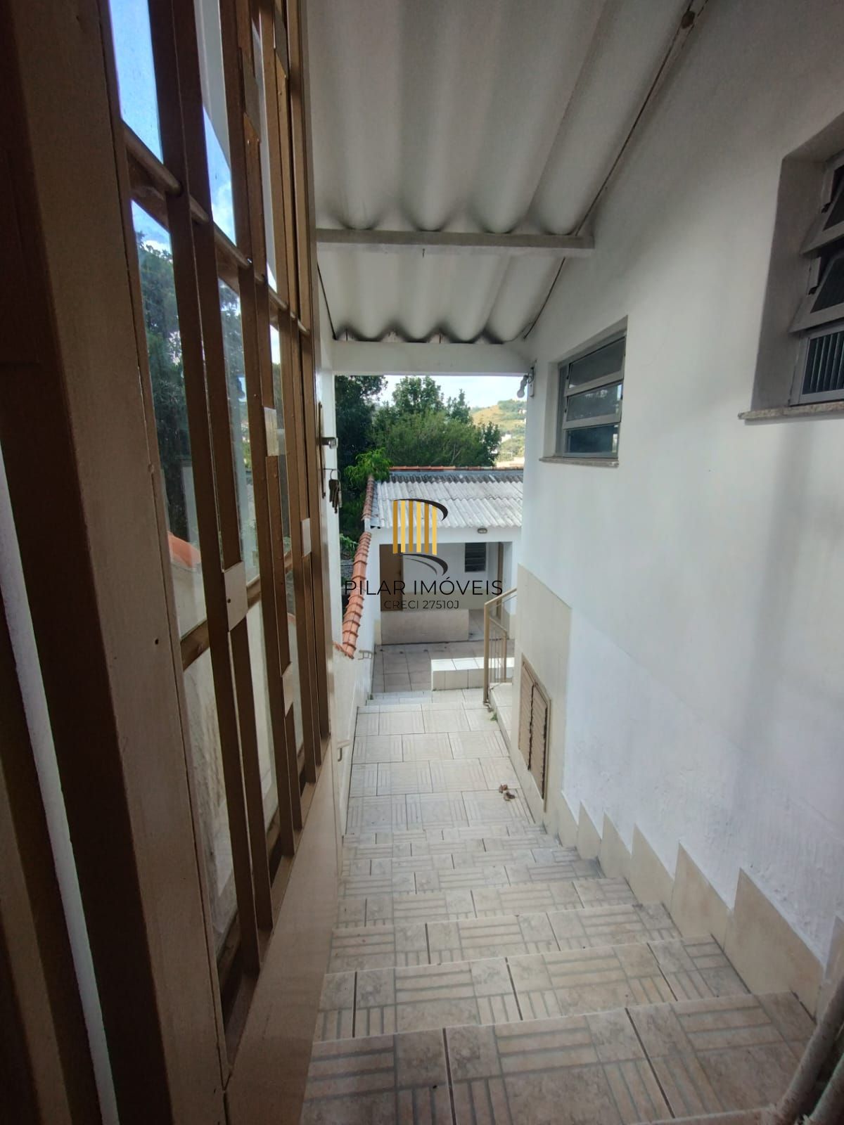 Excelente Casa com 03 suítes + Apto nos fundos com 01 Dor. Garagem 3 carros