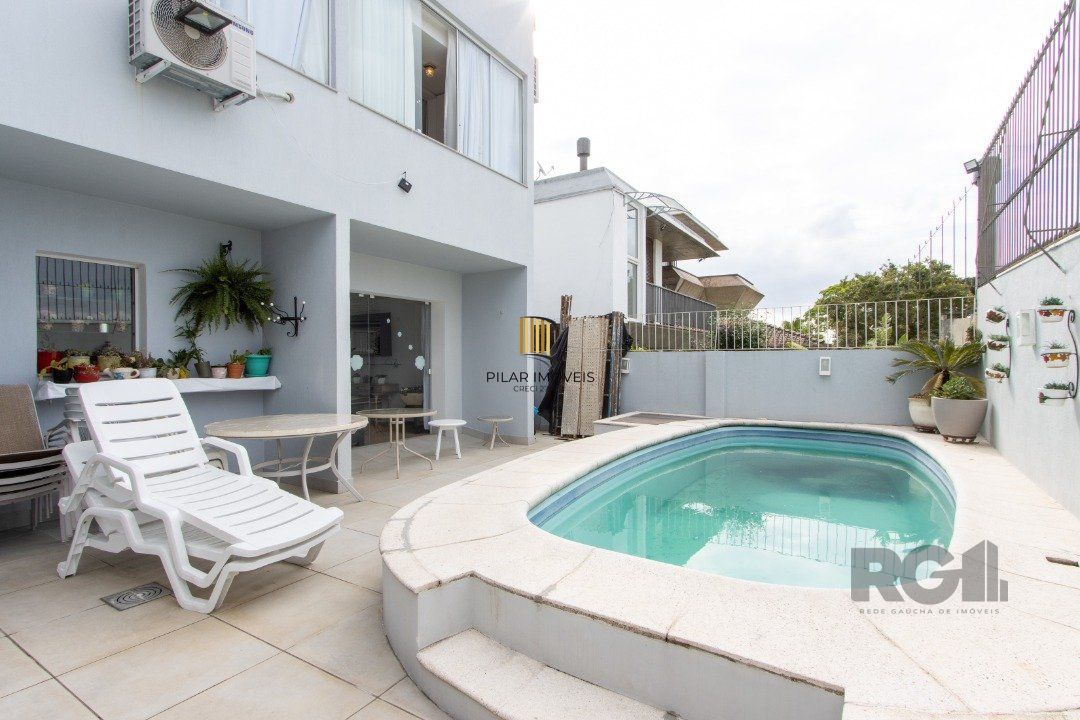 Casa em condominio . com 6 suites, sendo 3 suítes master com closet e hidro.