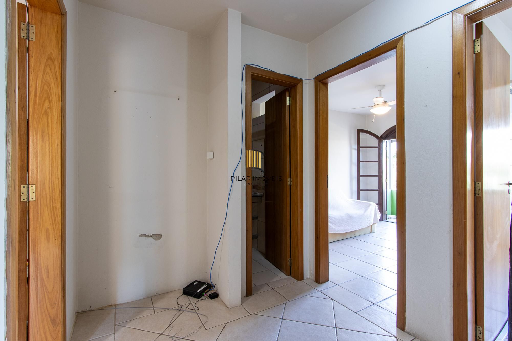 Casa de condomínio, 3 dormitórios, 1 suíte, 1 vaga coberta, no bairro Cristal.