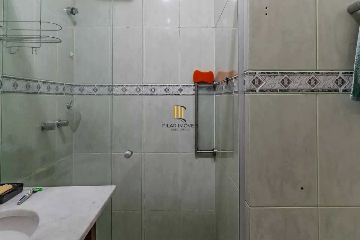 Casa de condomínio, 3 dormitórios, 1 suíte e 2 vagas cobertas no bairro Teresópolis.