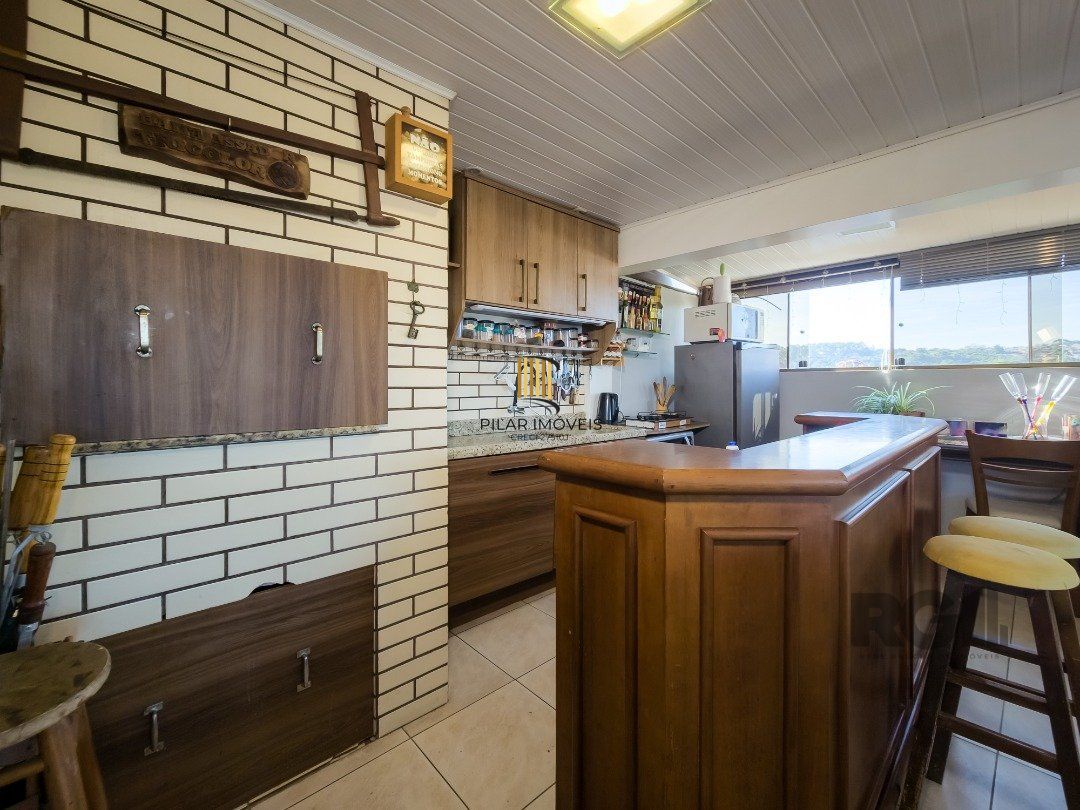 Cobertura, 2 quartos, 1 suite, dependência de empregada, 1 vaga de garagem, bairro Partenon