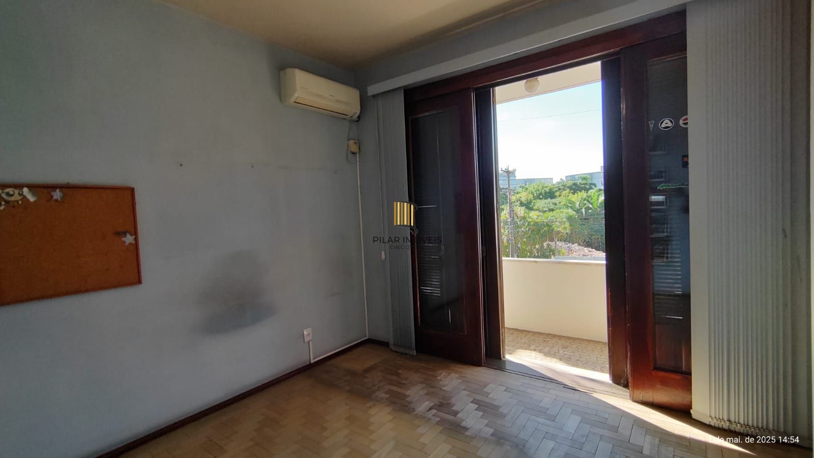 Apartamento de 4 dormitórios, 2 suítes, sacada, living para 2 ambientes bem amplo.