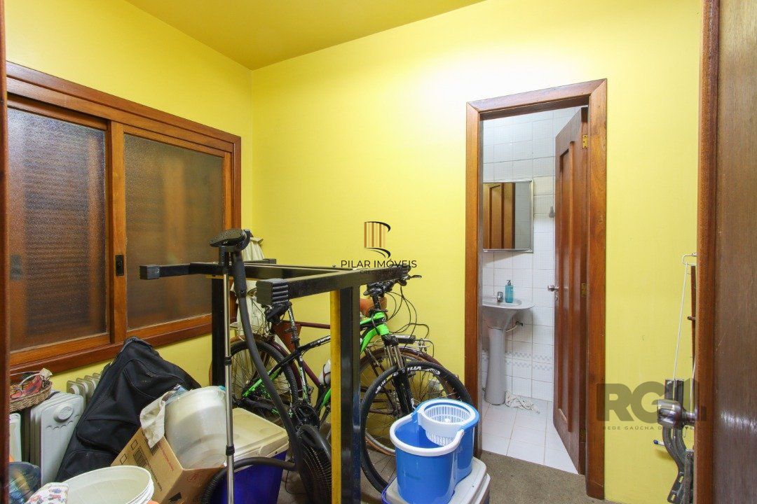 Casa com 4 dormitórios, sendo 1 suíte, com 2 vagas cobertas, no bairro Nonoai, Porto Alegre, RS