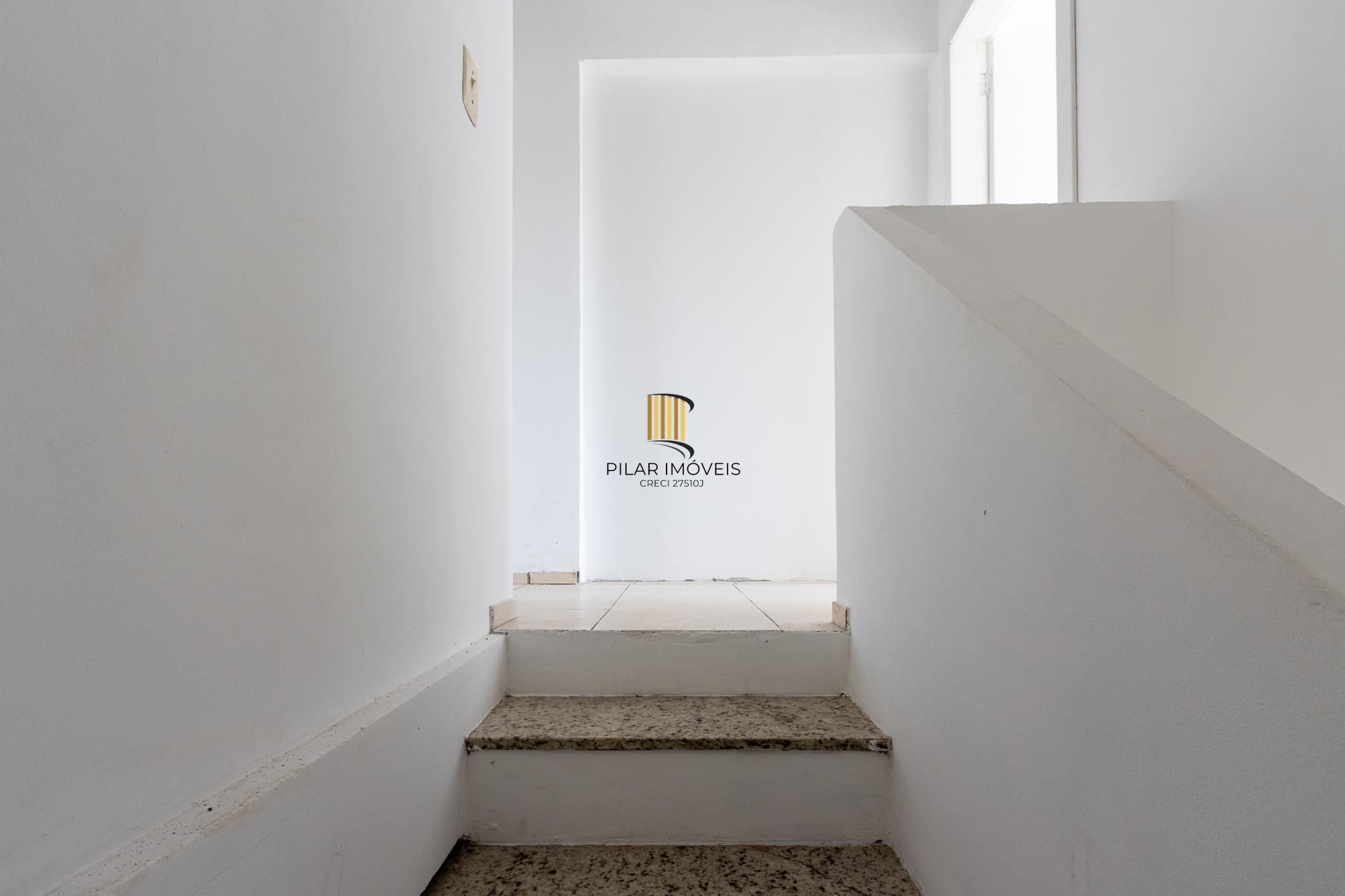 Casa (sobrado), 2 dormitórios, pátio - Bairro Hípica