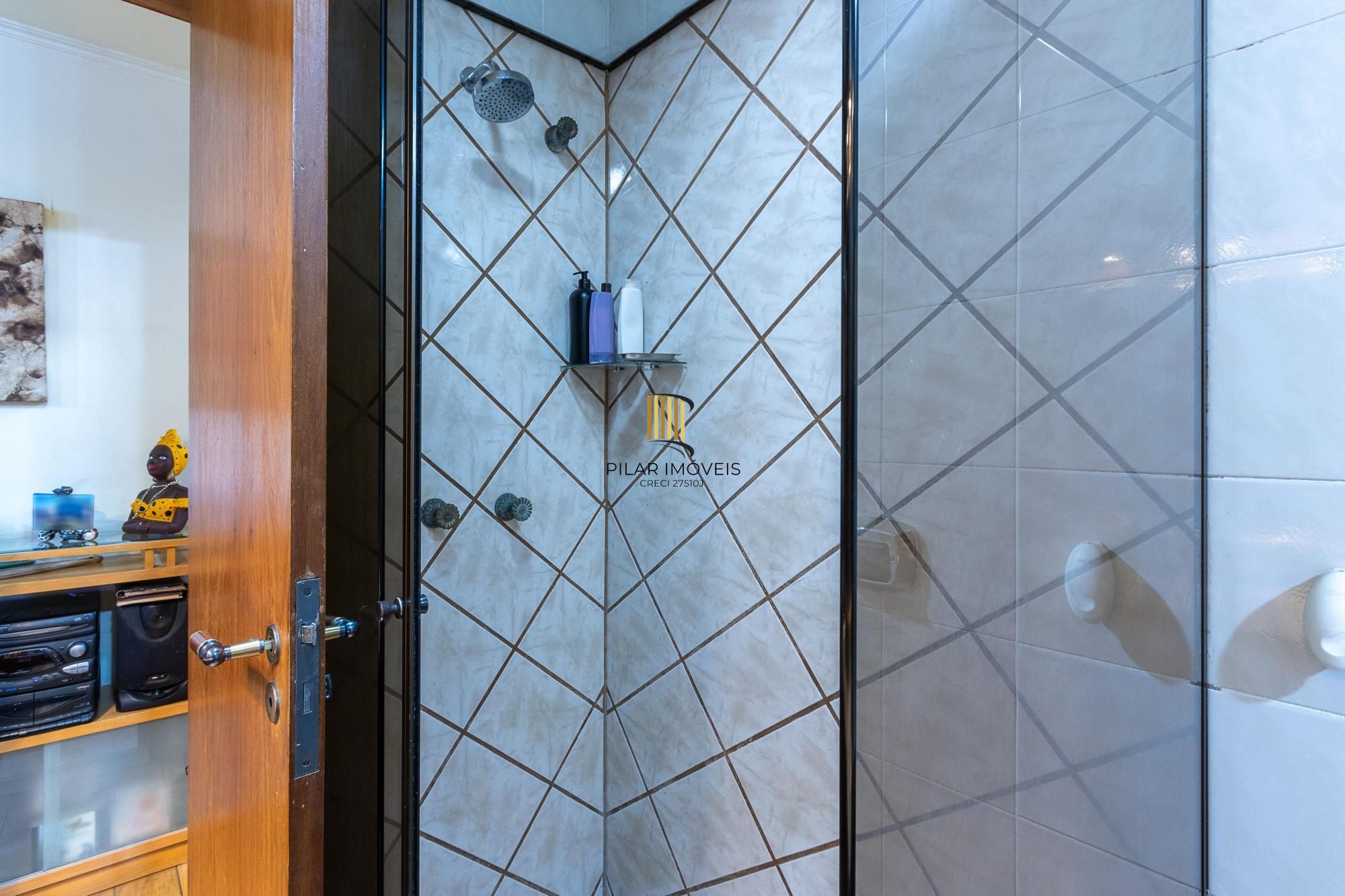 Casa com 3 quartos (1 suite), 4 vagas - Vila Nova