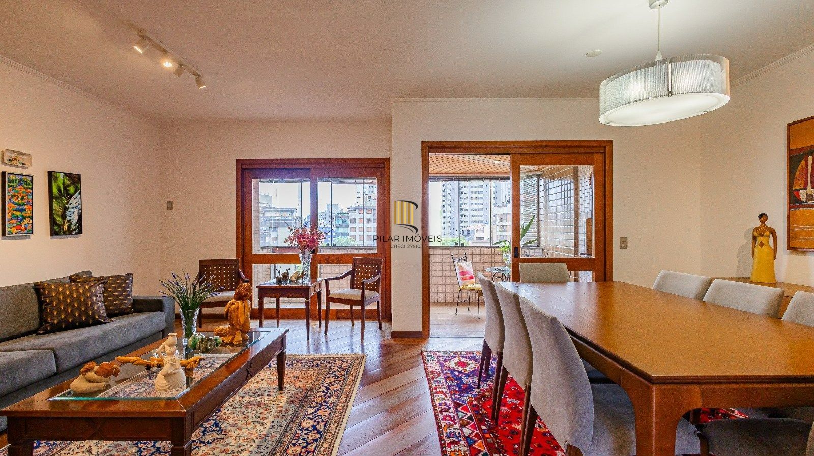 Apartamento com três quartos e três vagas, no bairro Bela Vista
