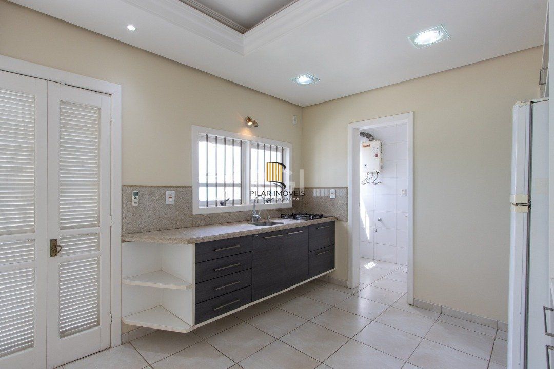Uma suíte, estar íntimo, living 2 ambientes, lareira, lavabo, cozinha mobiliada,