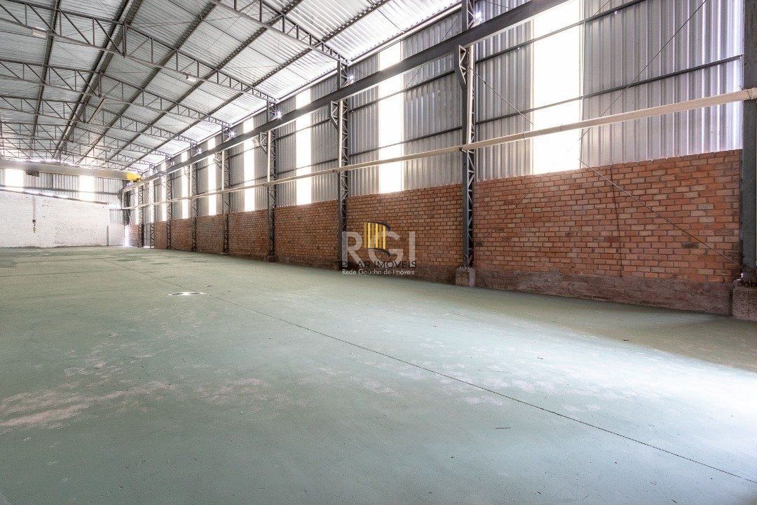 Pavilhão com área construída de cerca de 900m²