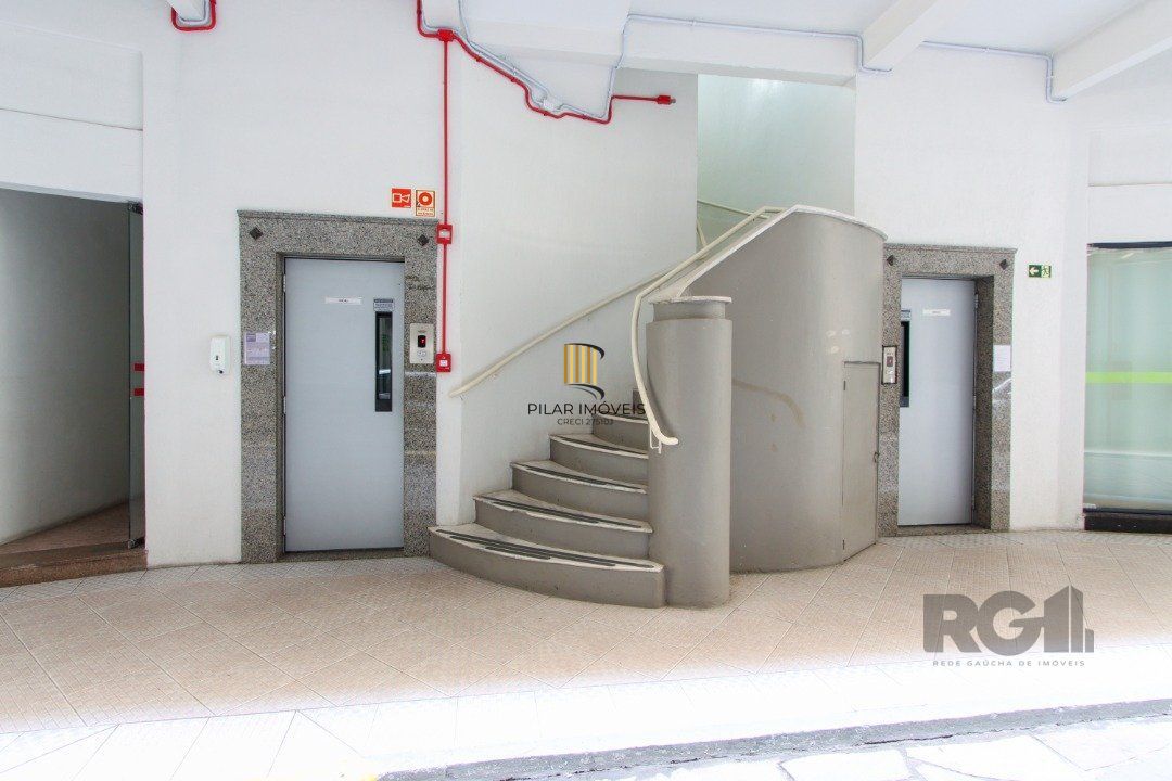 Apartamento semi-mobiliado, possui 3 dormitórios, sendo 1 suíte