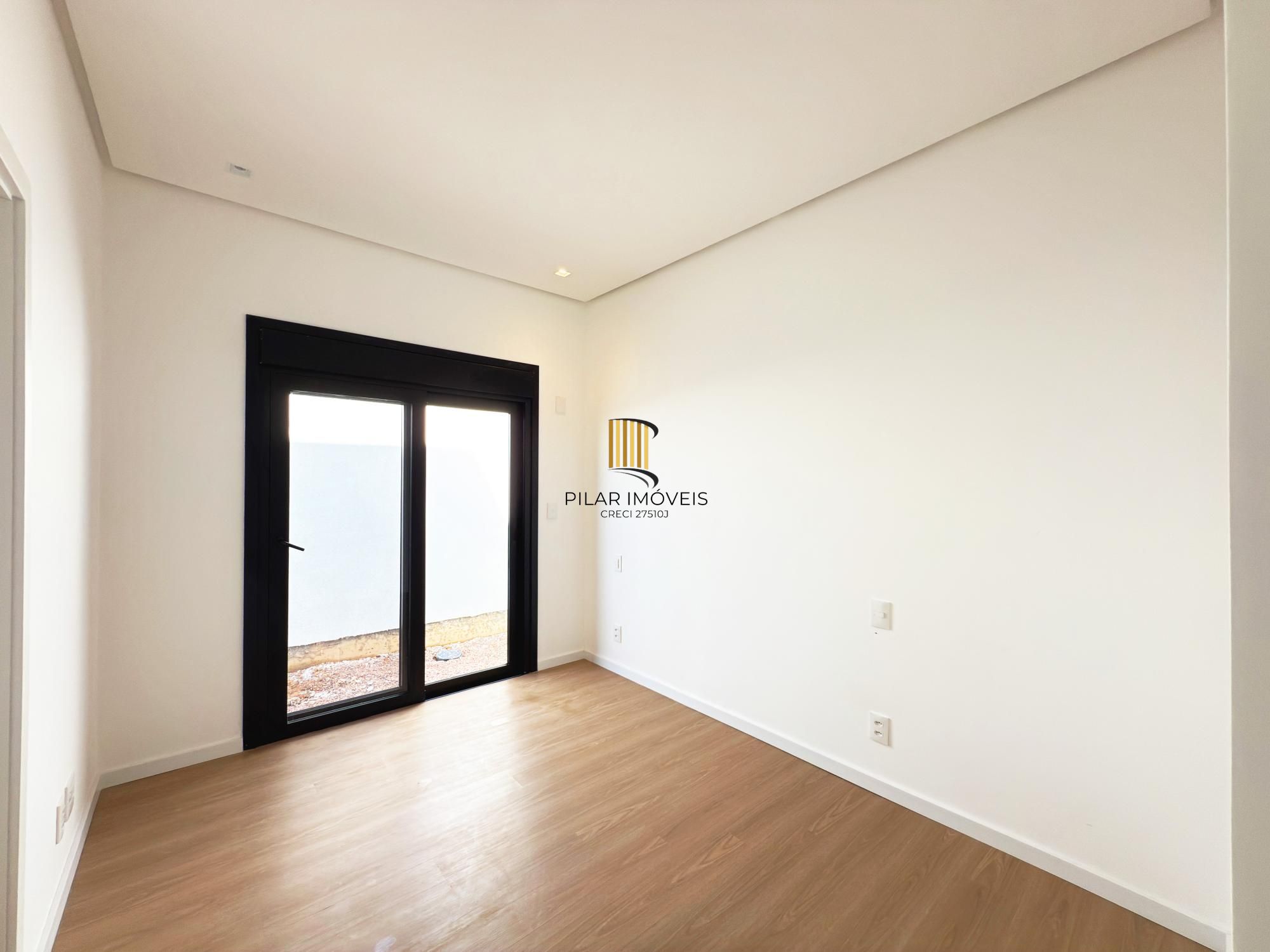 A casa conta com 434m2 de área construída, mas com um aproveitamento total dos 1.012m2 do lote