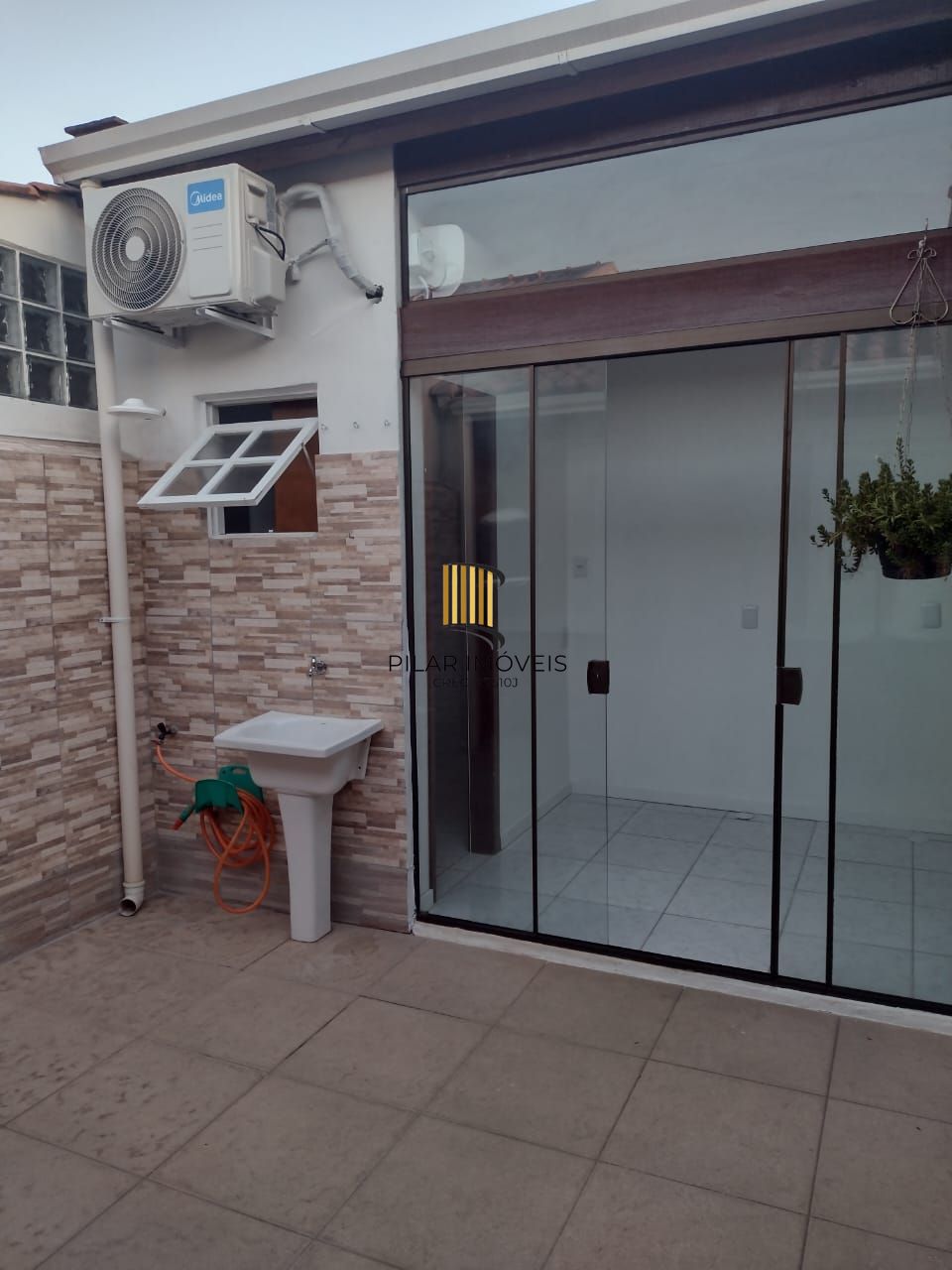 Casa 2 dormitórios no bairro Hípica