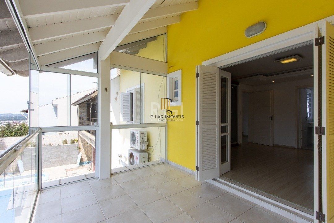 Uma suíte, estar íntimo, living 2 ambientes, lareira, lavabo, cozinha mobiliada,