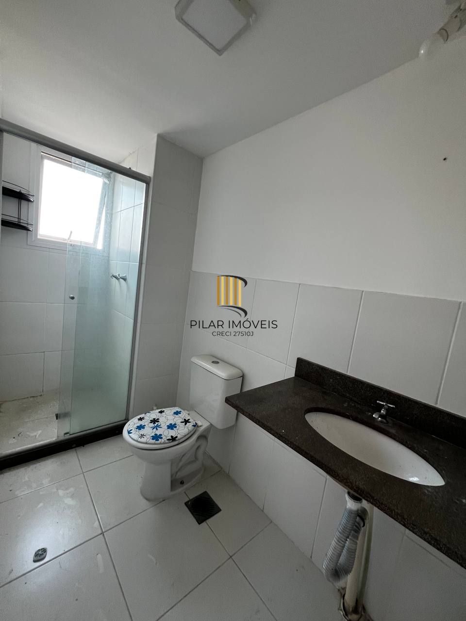 Apartamento de 3 dormitórios transformado em 2, 1 suíte e living com churrasqueira.