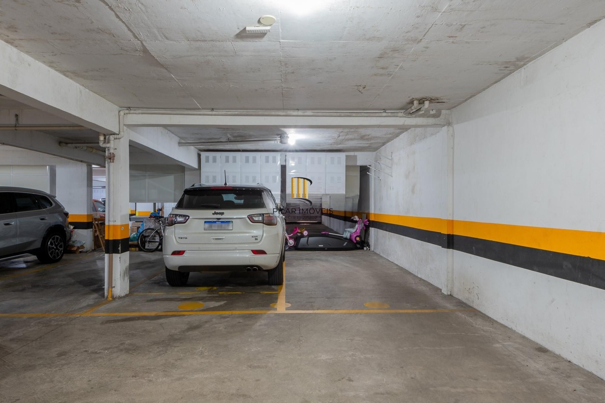 Apartamento amplo de 104m² com living iluminado, lareira e excelente localização