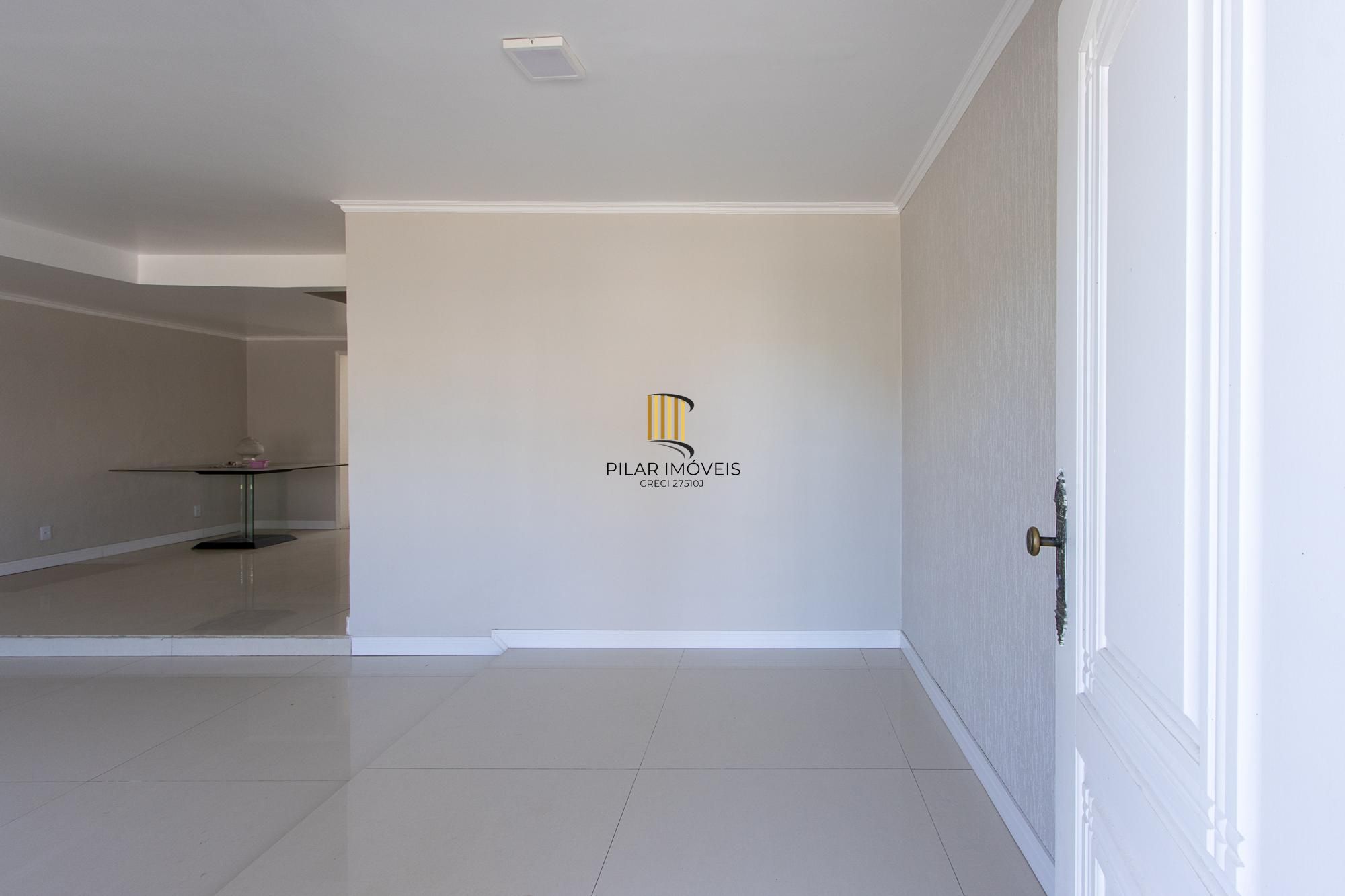 Casa de alvenaria, com 3 quartos, 1 suíte e 3 vagas de garagem.