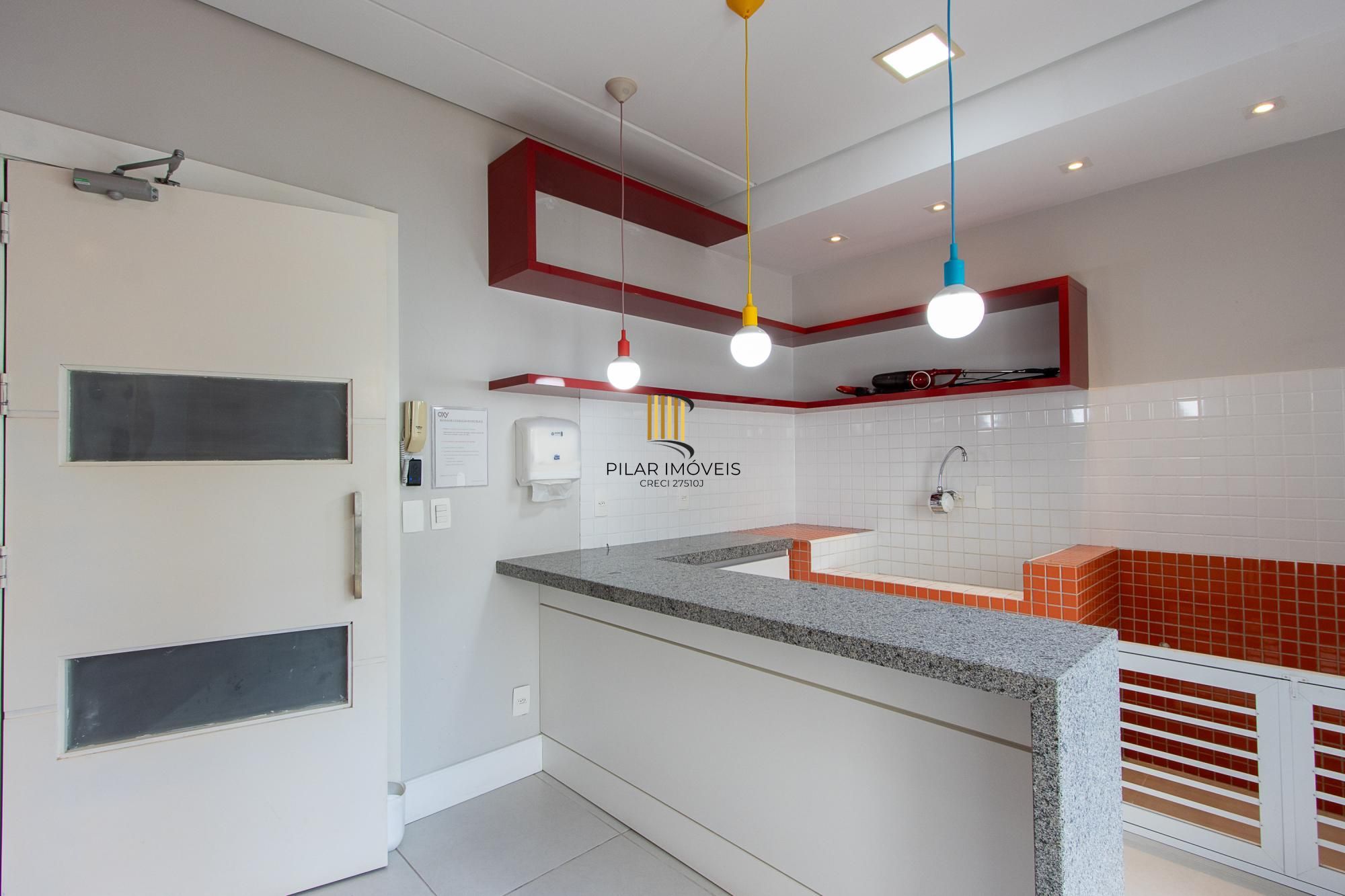 Apartamento de 2 dormitórios com suíte, churrasqueira e infraestrutura completa na Zona Sul de Porto Alegre.