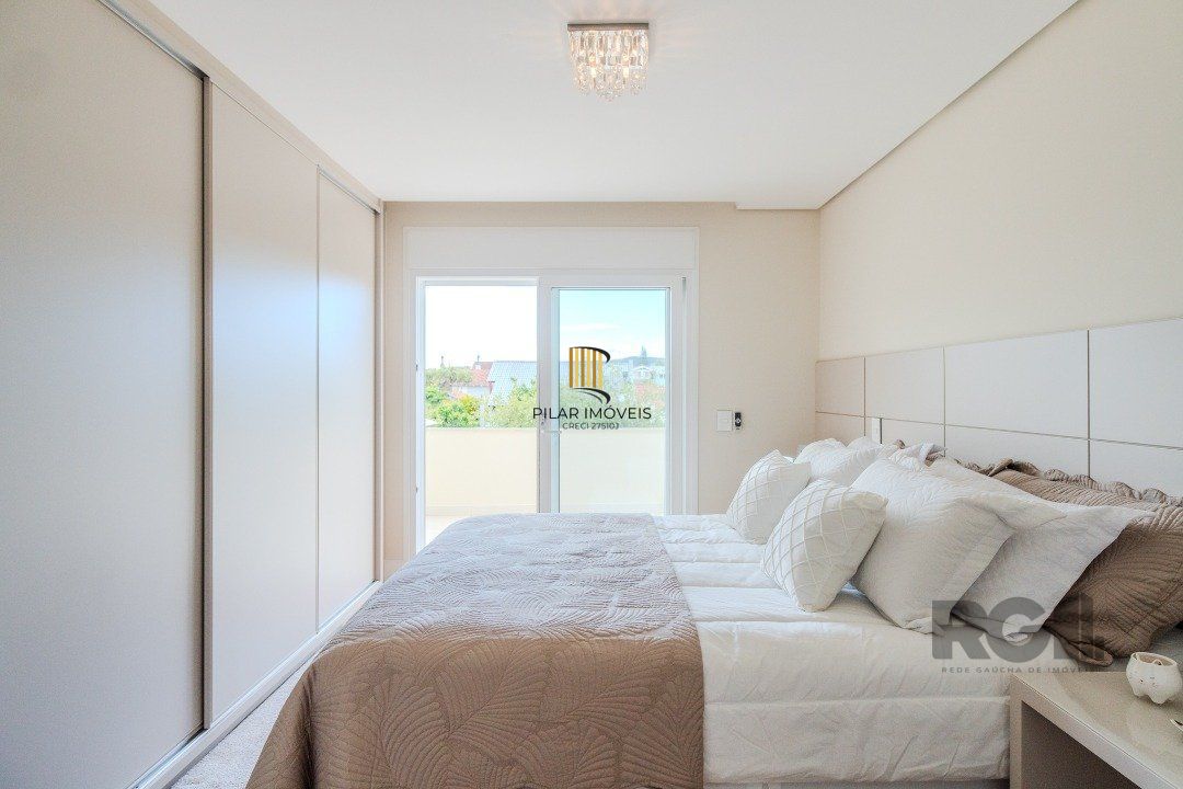 Casa semimobiliada e possui 3 suítes (sendo 1 delas master com closet e hidro)