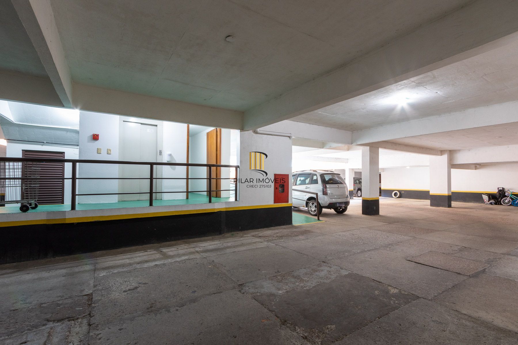 Apartamento de 2 dormitórios, 1 suíte e 2 vagas de garagem no bairro Tristeza.