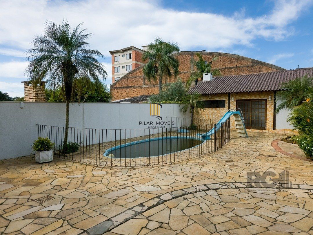 Casa 4 dormitórios no bairro Glória