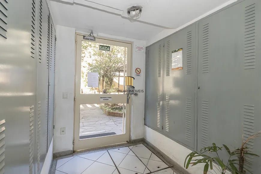 Apartamento de 2 quartos, no Bairro Tristeza, semi-mobiliado, com vaga escriturada.